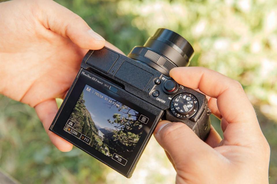 canon launches two new compact cameras