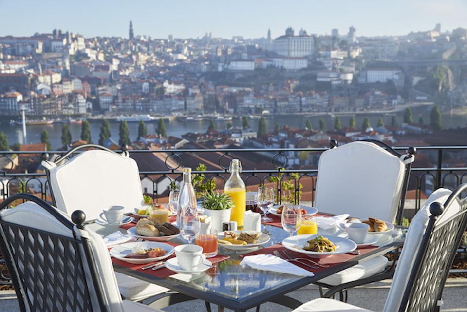 Petit déjeuner sur la terrasse du Yeatman à Vila Nova de Gaia