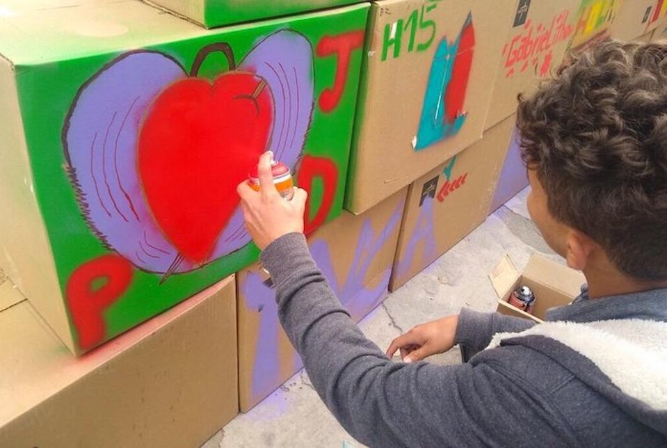 "Het hart is gewond. Het is alleen. Het is omringd door vleugels. Het is zoals de mijne. Hoewel ik alleen ben, voel ik me niet alleen. Er is altijd iemand die me beschermt,