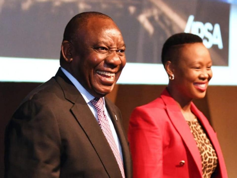 Juhoafrický prezident Cyril Rampahosa s ministrom komunikácií Stella Ndabeni-Abrahams.