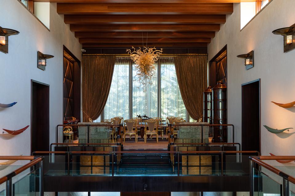 A Dale Chihuly chandelier in a dining area of the Colorado retreat.