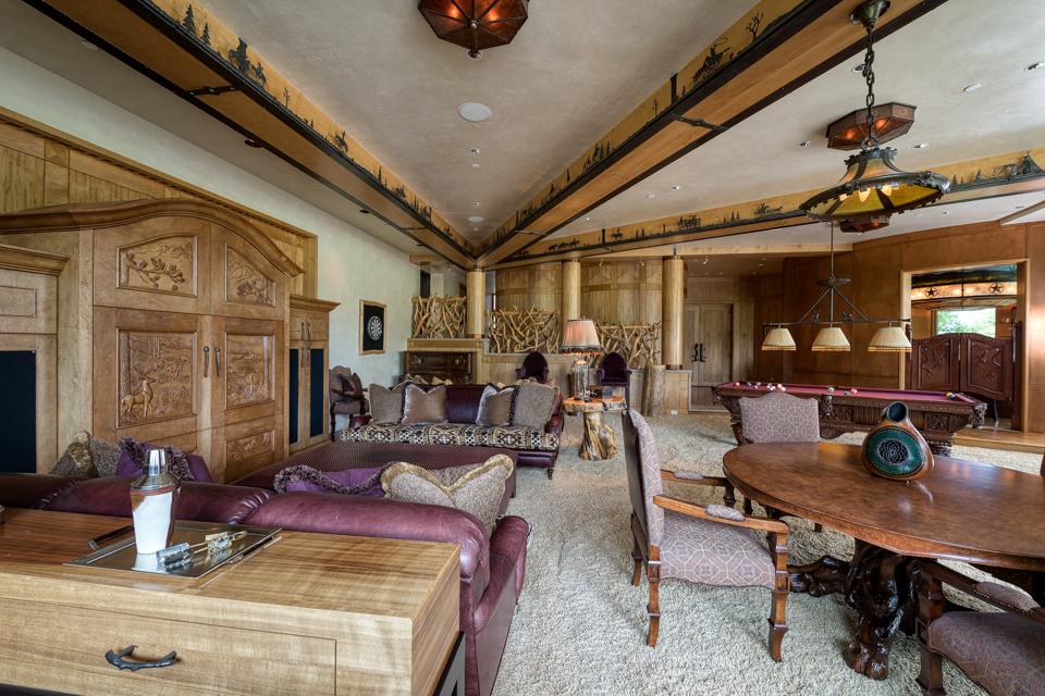 Lounge area with a Western theme