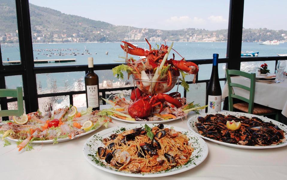 Specialties of the house and a table with sea views.