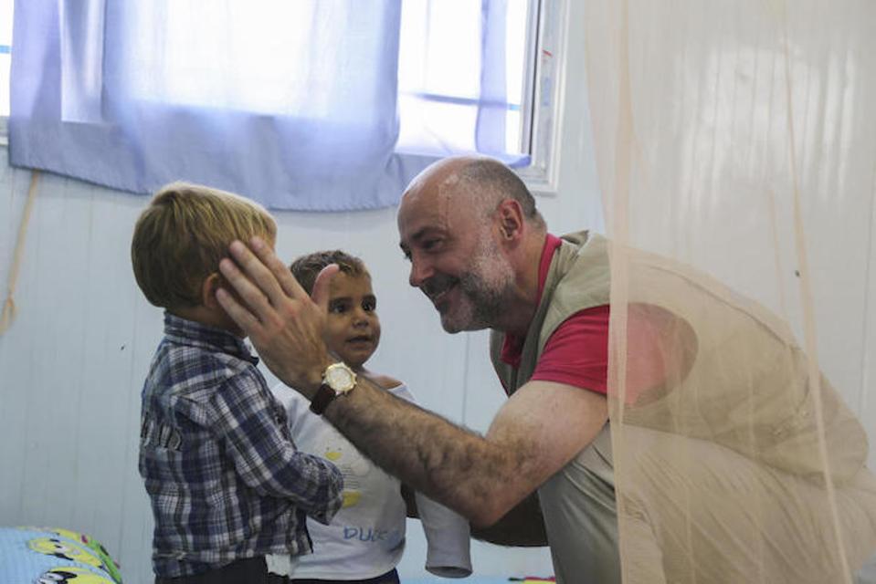 Ang kinatawan ng UNICEF sa Syria Fran Equiza ay bumibisita sa mga bata sa isang UNICEF Child-Friendly Space sa isang pagbisita sa kampo ng Al-Hol sa Syria noong Hulyo 2019.