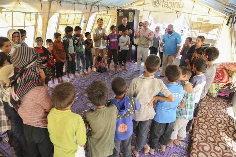 Ang kinatawan ng UNICEF sa Syria Fran Equiza ay humantong sa isang kooperatibong laro kasama ang isang pangkat ng mga bata sa kampo ng Al-Hol malapit sa hangganan ng Syria-Iraq sa Hulyo 2019.