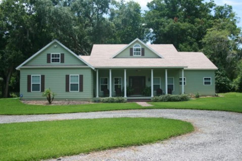 This steel SIP house is located in Dade City, Florida, which is one of the most common areas to find houses built with this material, since it is prone to hurricanes.