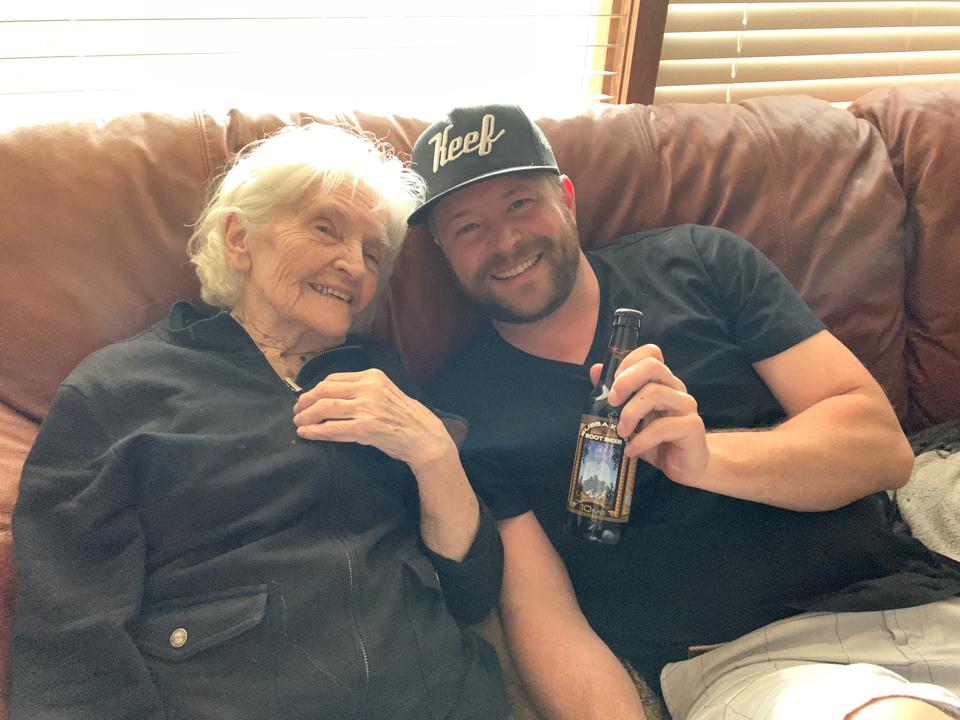 Erik Knutson et grand-mère Dee