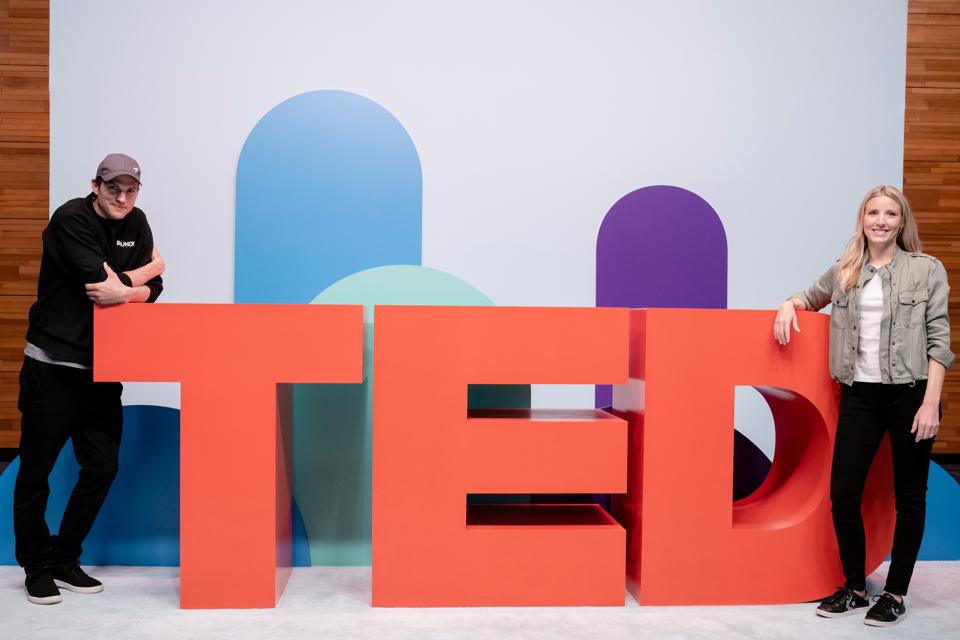 Ashton Kutcher és Julie Cordua pózol a TED logóval.