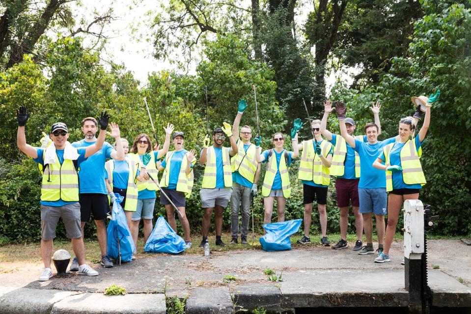 Hilton employees volunteer