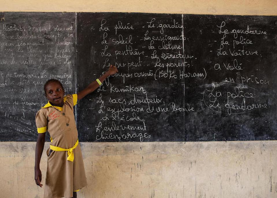 Ang isang mag-aaral ay pumupunta sa mga tala ng blackboard para sa isang klase sa paghahanda sa emerhensya kung sakaling magkaroon ng armadong pag-atake sa isang paaralan sa Baigaï, isang nayon malapit sa hangganan ng Nigerian sa Far North ng Cameroon.