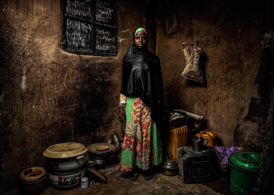 Nakatayo sa kanyang tahanan sa Banki, hilagang-silangan ng Nigeria, naalala ng 13-taong-gulang na si Bintu ang araw na inatake ng mga armadong kalalakihan ang kanyang nayon at sinira ang kanyang paaralan sa apat na taon na ang nakalilipas.