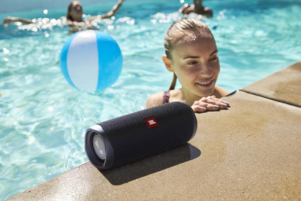 The New Jbl Flip 5 Sounds Great But Can It Get The Party Started