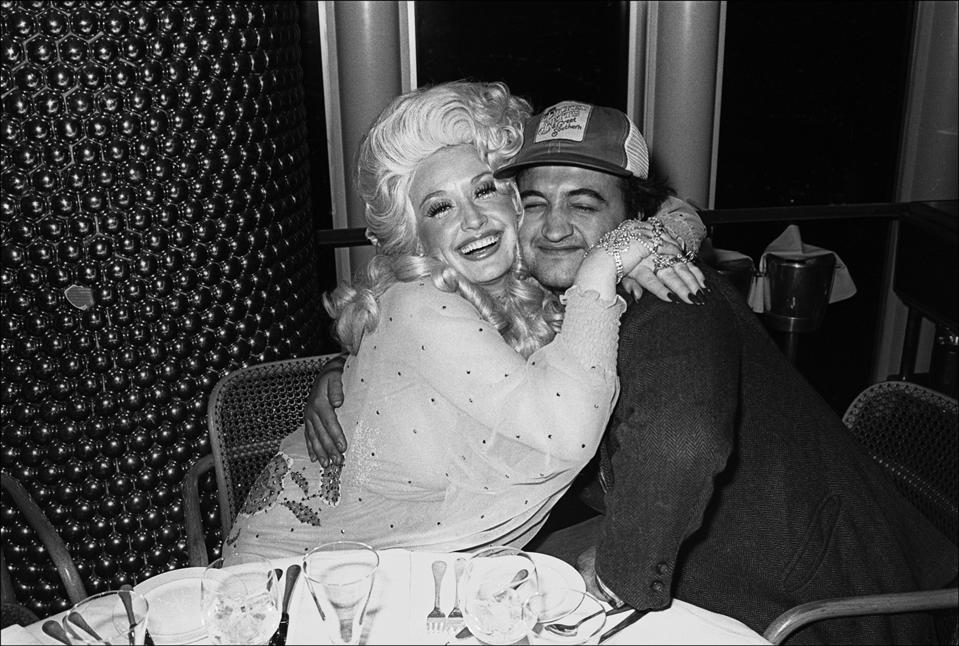 Musician Dolly Parton and comedian John Belushi dine at Windows on the World in May 1977.