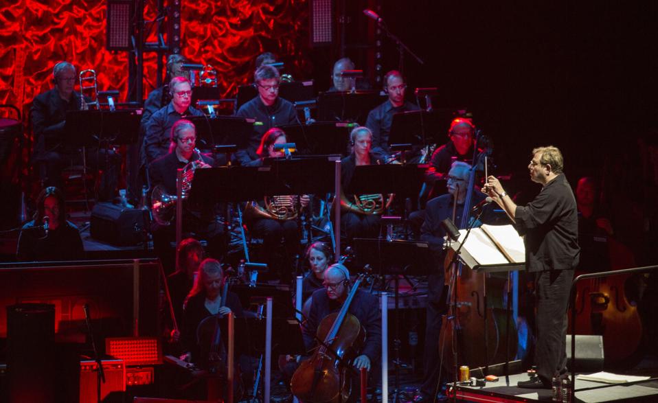 Keith Levenson dirigeert een 48-koppig orkest op het podium in Alpine Valley Music Theatre tijdens The Who's ″ Moving On ″ tour. Zondag 8 september 2019 in East Troy, Wisconsin (Foto door Barry Brecheisen)