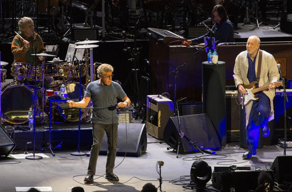 (Van links naar rechts, van boven naar beneden) Drummer Zak Starkey, toetsenist Loren Gold, zanger Roger Daltrey en gitarist Pete Townshend treden op tijdens The Who's ″ Moving On ″ tour. Zondag 8 september 2019 in Alpine Valley Music Theatre in East Troy, Wisconsin (Foto door Barry Brecheisen)