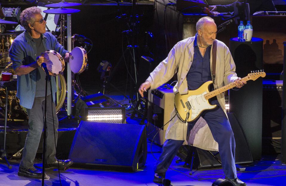 (Van links naar rechts) Roger Daltrey en Pete Townshend treden op in het Alpine Valley Music Theatre tijdens The Who's ″ Moving On ″ tour. Zondag 8 september 2019 in East Troy, Wisconsin (Foto door Barry Brecheisen)