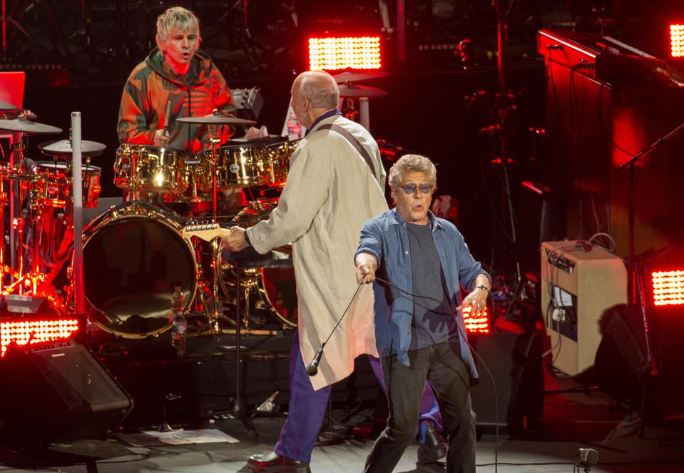 (Van links naar rechts) Drummer Zak Starkey, gitarist Pete Townshend en zanger Roger Daltrey treden op tijdens The Who's ″ Moving On ″ tour. Zondag 8 september 2019 in Alpine Valley Music Theatre in East Troy, Wisconsin (Foto door Barry Brecheisen)