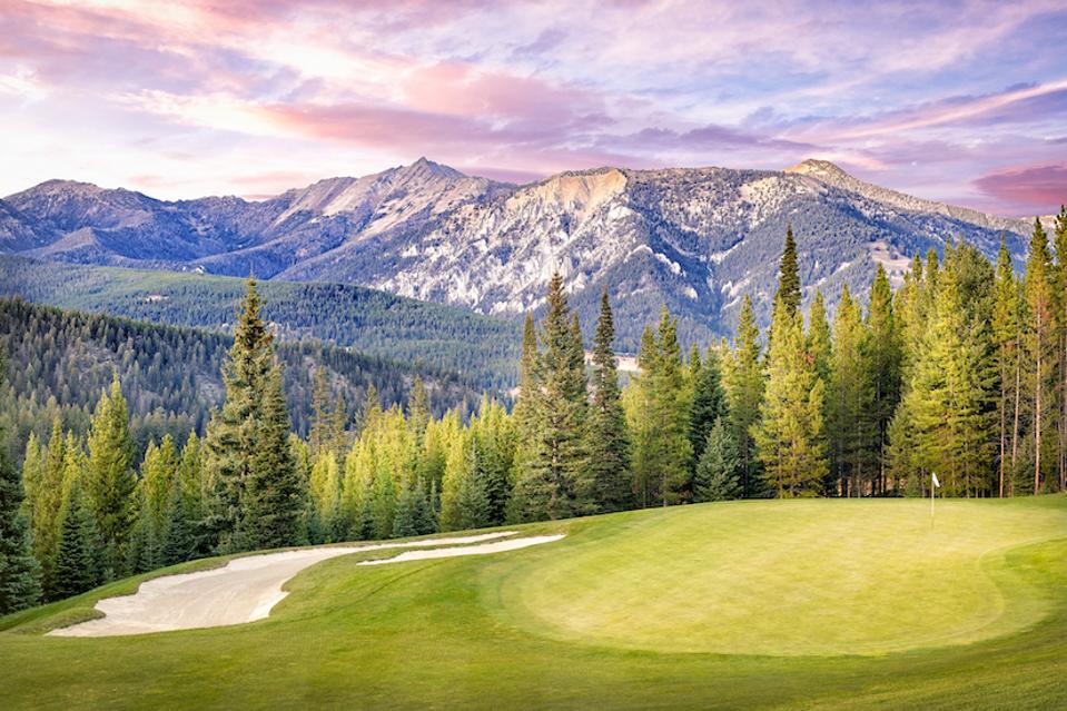 Designed by Tom Weiskopf, the 18-hole golf course at Spanish Peaks is located at an elevation of over 7,000 feet and no two fairways border each other.