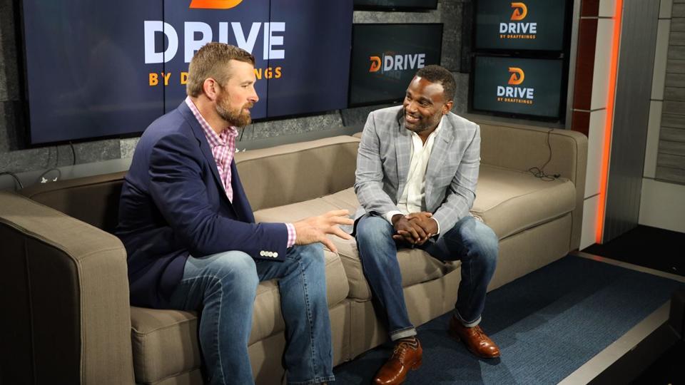 El liniero ofensivo de los Patriotas de Nueva Inglaterra, Matt Light, se sienta con el cofundador de DRIVE, Rashaun Williams