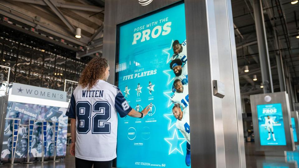 Dallas Cowboys Use Augmented Reality In Popular New Fan Activation Pose With The Pros Dallas Cowboys Use Augmented Reality In Popular New Fan Activation Pose With The Pros