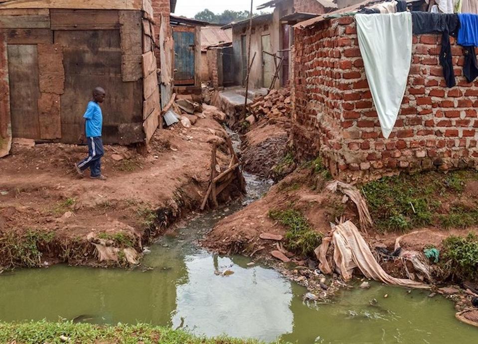 Neformalna naselja, kot je ta v mestu Kampala v Ugandi, nimajo ustrezne infrastrukture, zato se morajo prebivalci zateči k uporabi komunalnih stranišč. Inovatorji preizkušajo načine za reševanje tega vprašanja in drugih sanitarnih izzivov s pomočjo UNICEF-a.