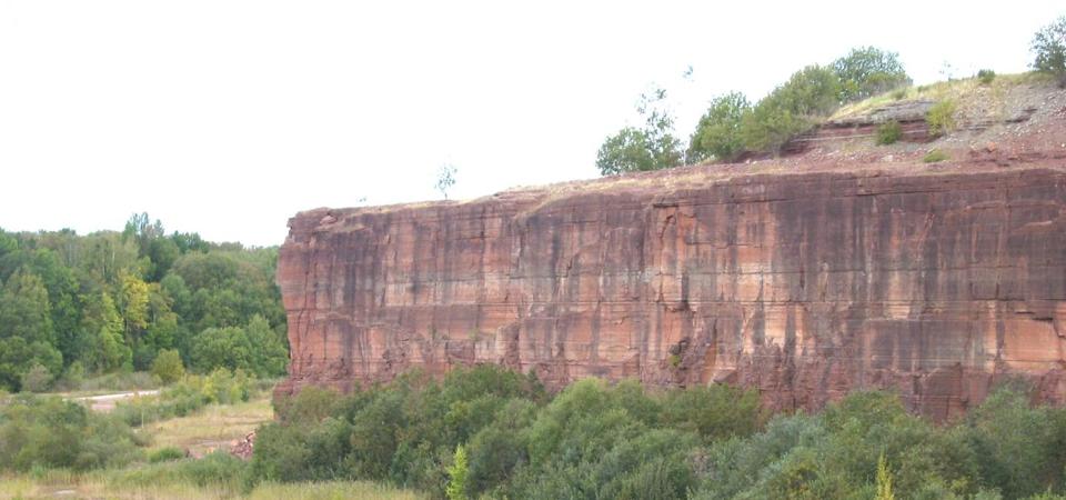 These are rocks made of precipitous rock that was once an ancient seabed. The gray horizontal line in the rock shows where the dust from the collision of the asteroid has fallen.