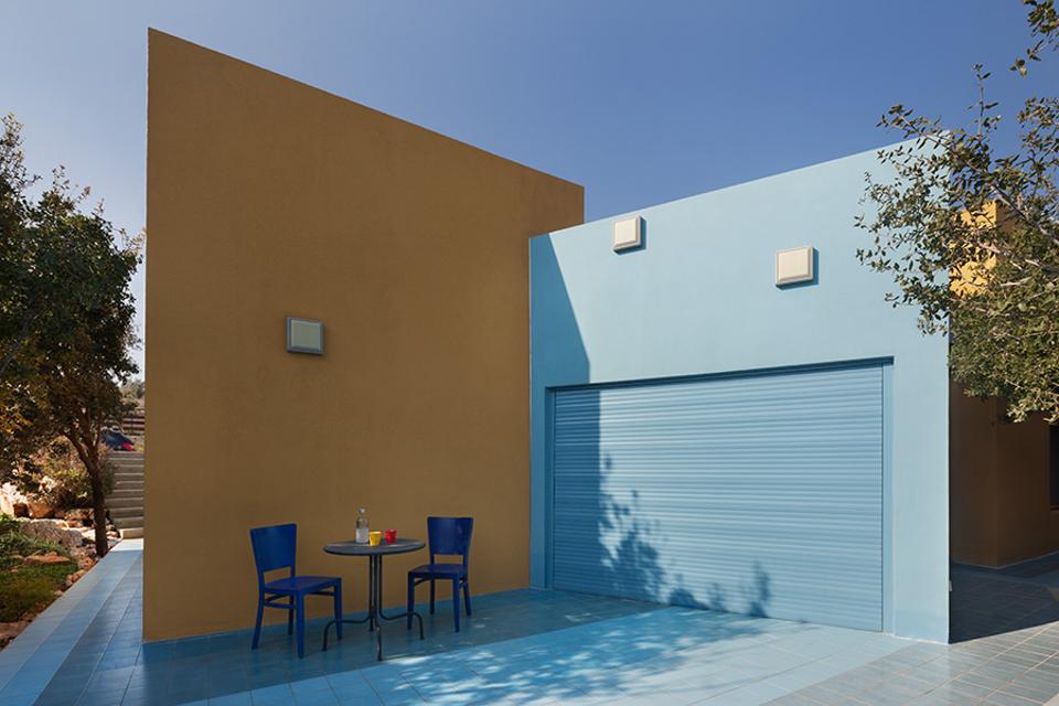 The garage door closes up the interior space of this vacation home to keep it secure when the owners are away. The house was designed by architect Guy Zucker of Z-A Studio.