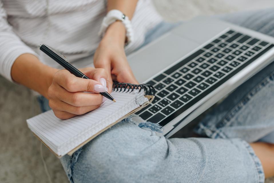 How to Design an Online Course That Sells Itself | Stephanie Burns