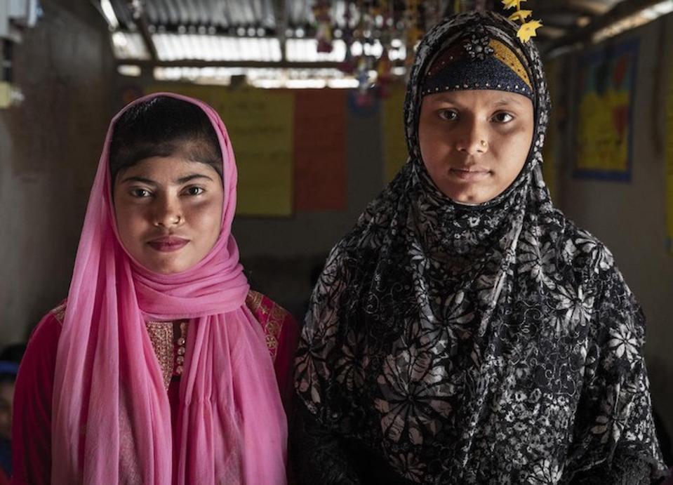 Yasmin (12 años), de nacionalidad bangladesí, y Showkat, de 15 años, refugiada rohingya, asisten a un club de adolescentes apoyado por UNICEF en el campamento de refugiados de Lambasia, Cox's Bazar, Bangladesh, el 24 de junio de 2019.