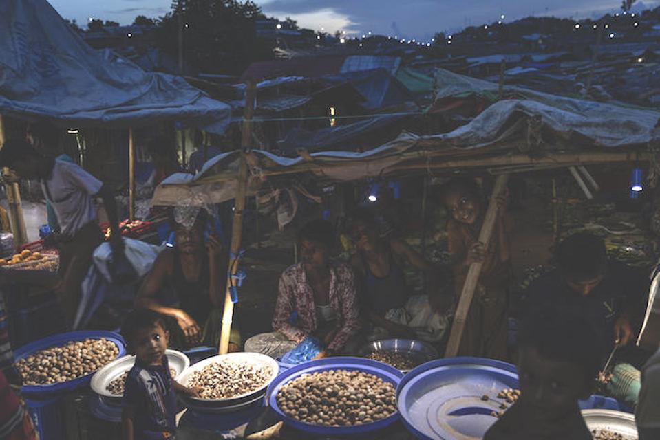 Paneles solares apoyados por UNICEF iluminan el mega campamento Kutupalong-Balukhali en Cox's Bazar, Bangladesh, el 24 de junio de 2019.