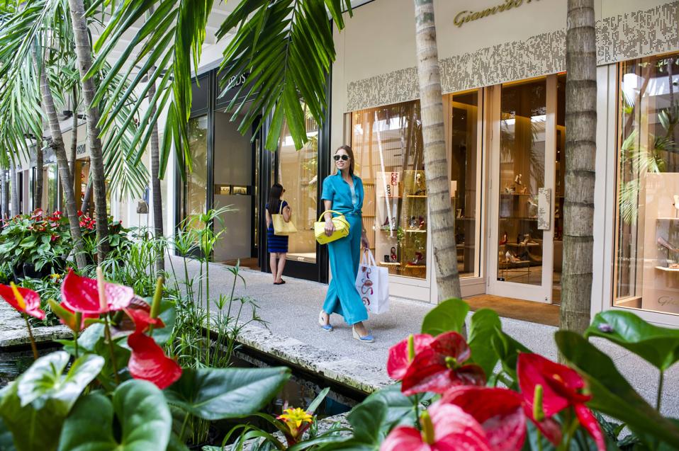 A large number of holiday shoppers still like on-location shopping.