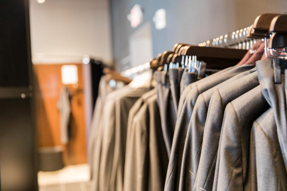 BOSTON, MA - Voorbeeldpakken bij Indochino in de zeehaven van Boston