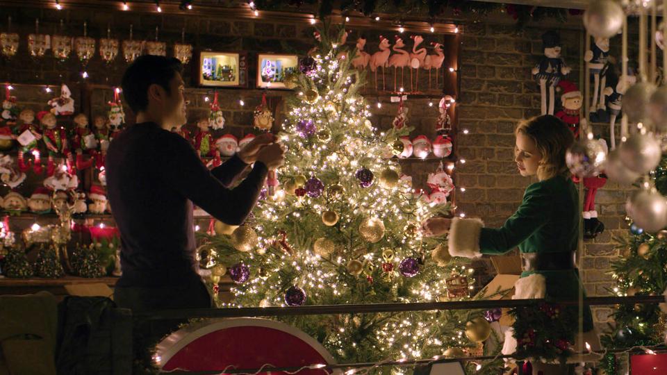 Henry Golding and Emilia Clarke in Paul Feig and Emma Thompson's & # 39; Last Christmas & # 39;