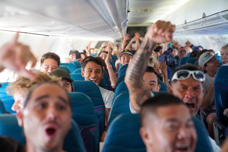 Αποτέλεσμα εικόνας για Hawaiian Airlines gifts passengers with 90,000 miles to mark 90th anniversary