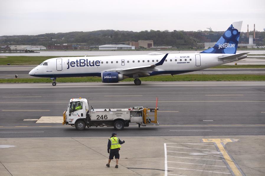 Why Do JetBlue's Margins Lag Southwest's Despite Its Higher Average Ticket Price?