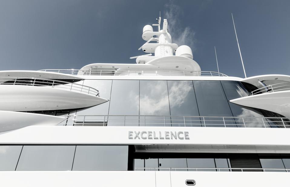 Sailing-Stream.fr ⚓ EXCELLENCE | L'un des Super-Yachts les plus chauds du monde ! ⚓ Les fenêtres sont en miroir et massives sur le superyacht de Herb Chambers, Excellence