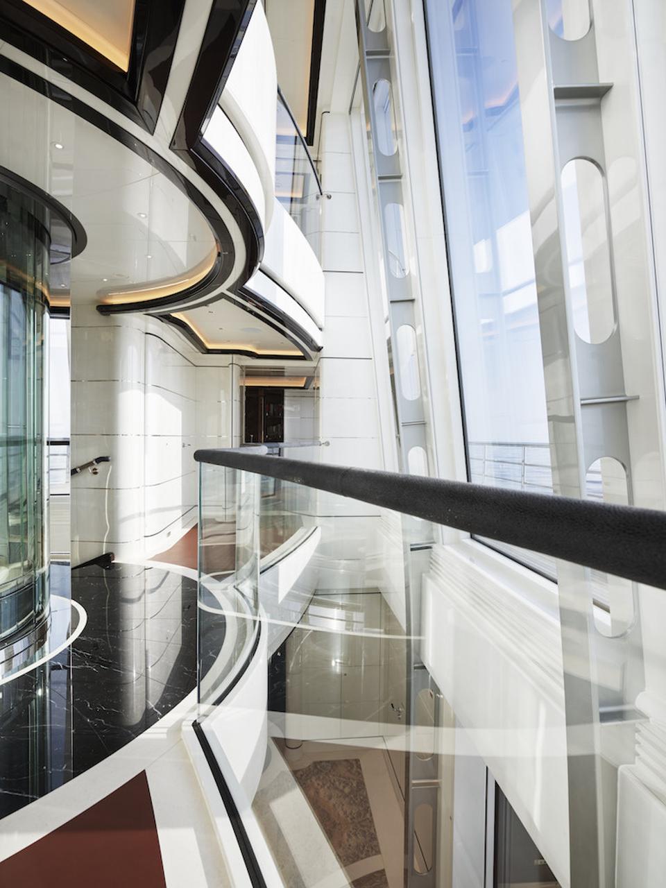 Sailing-Stream.fr ⚓ EXCELLENCE | L'un des Super-Yachts les plus chauds du monde ! ⚓ Voici à quoi cela ressemble derrière le verre en miroir du mégayacht Excellence de 263 pieds de long