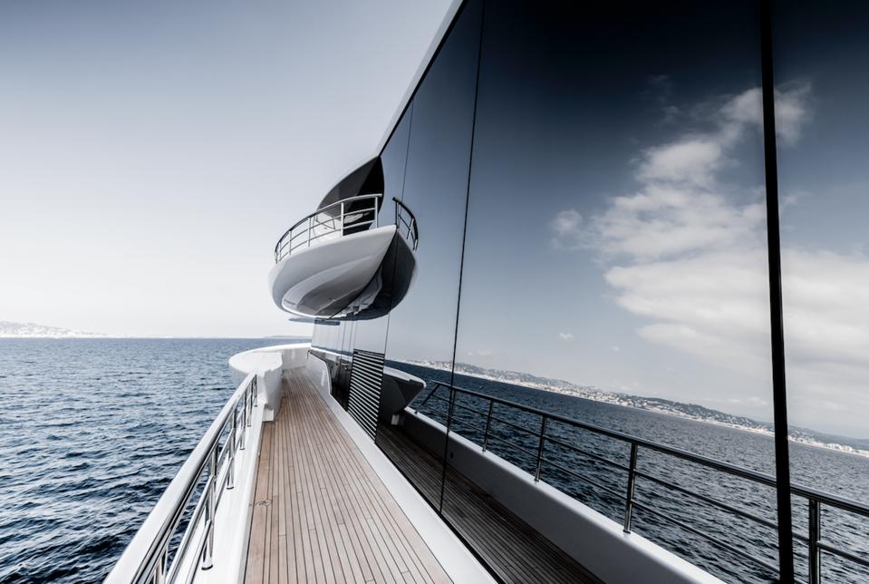 Sailing-Stream.fr ⚓ EXCELLENCE | L'un des Super-Yachts les plus chauds du monde ! ⚓ Le verre massif à bord du megayacht Excellence est une œuvre d'art. Photo exclusive