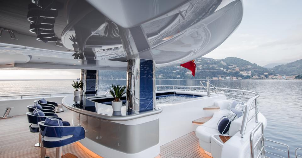 Sailing-Stream.fr ⚓ EXCELLENCE | L'un des Super-Yachts les plus chauds du monde ! ⚓ Bar de la piscine Herb Chambers à bord de son superyacht Excellence de 263 pieds de long à Monaco.