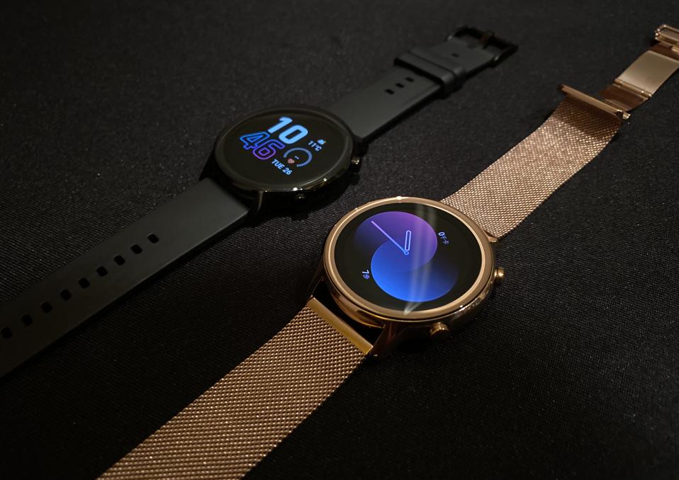 The Honor MagicWatch 2 in gold and black.