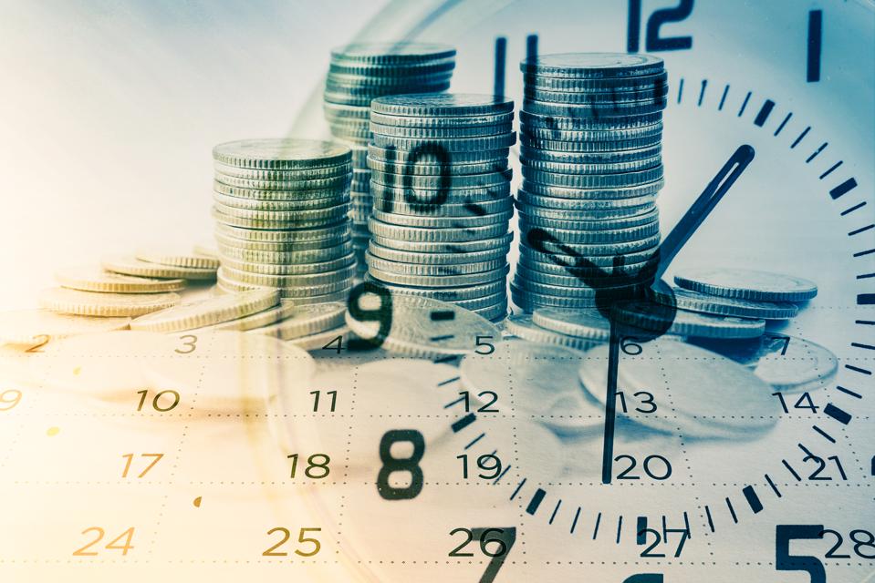 podwójna ekspozycja rzędów monet z zegarem i kalendarzem na tle biznesu i finansów
