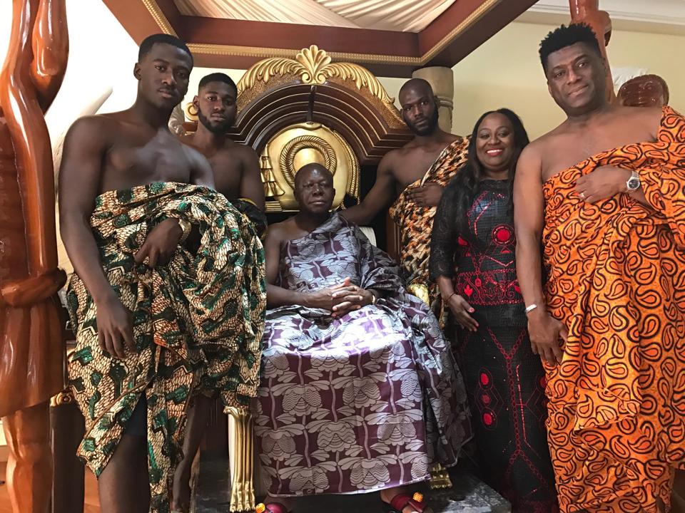 A family in traditional Ghanaian dress poses with an Ashanti King