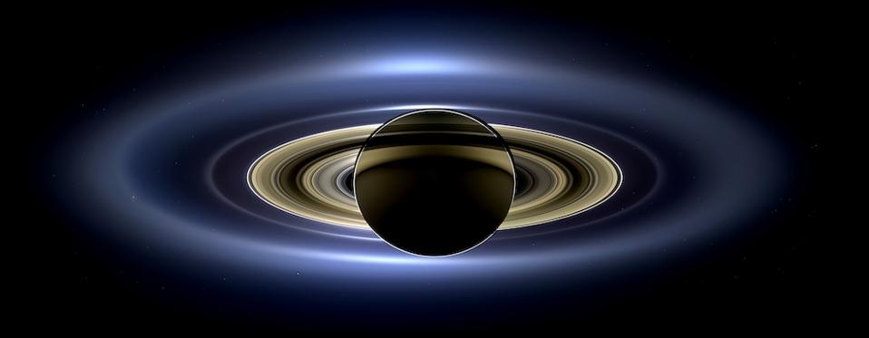 La navicella spaziale Cassini di ASA scivolò nell'ombra di Saturno e si voltò per immaginare il pianeta, sette delle sue lune, i suoi anelli interni e, sullo sfondo, il nostro pianeta natale, la Terra.