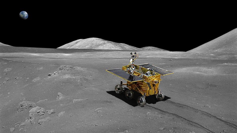 Il rover lunare cinese sulla superficie lunare.