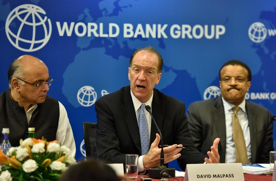 El presidente del Banco Mundial, David Malpass, habla en una conferencia de prensa.