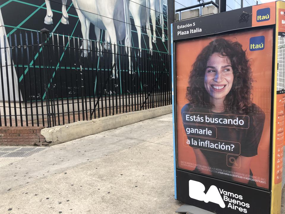 Itau Bank sabe lo que piensan los argentinos con un mensaje de marketing que fracasaría en los Estados Unidos: "¿Está buscando vencer la inflación?"