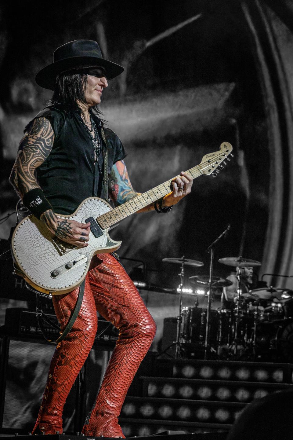 Q A Guns N Roses Richard Fortus On His New Signature Guitar Playing With Slash And More