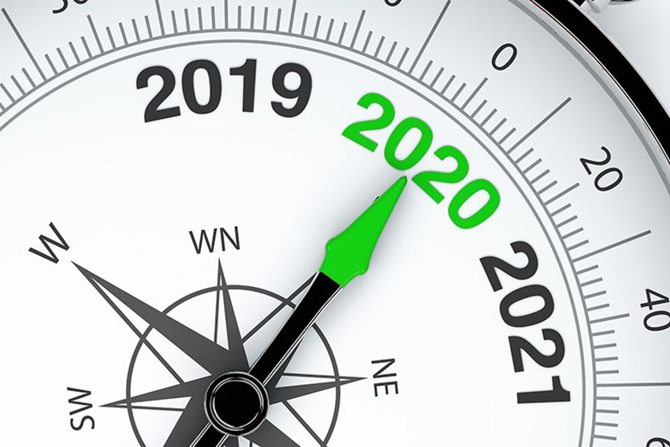 Compass with green arrow pointing to 2020