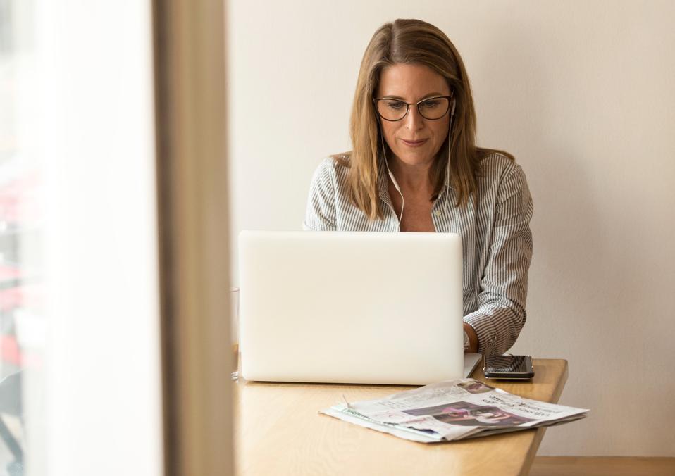 Femme, travaux, ordinateur portable