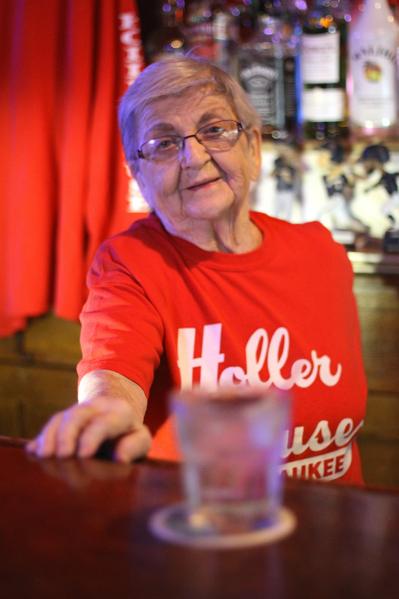 One Of Country's Oldest Bartenders Dies